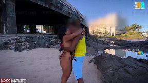 aventura com casal. cuckold da kriss hotwife filmando esposa namorando com negao dotado realizador baiano pelas ruas e praias de salvador . exibicionismo e muito sexo ao ar livre com mulher de