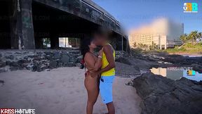 aventura com casal. cuckold da kriss hotwife filmando esposa namorando com negao dotado realizador baiano pelas ruas e praias de salvador . exibicionismo e muito sexo ao ar livre com mulher de