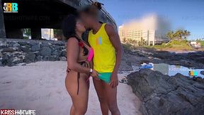 aventura com casal. cuckold da kriss hotwife filmando esposa namorando com negao dotado realizador baiano pelas ruas e praias de salvador . exibicionismo e muito sexo ao ar livre com mulher de