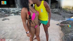 aventura com casal. cuckold da kriss hotwife filmando esposa namorando com negao dotado realizador baiano pelas ruas e praias de salvador . exibicionismo e muito sexo ao ar livre com mulher de