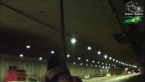 ninfeta se exibe dentro do tunel da cidade, e ainda fez boquete.