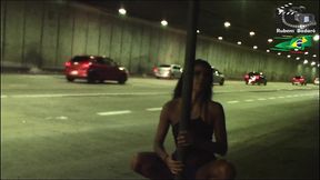 ninfeta se exibe dentro do tunel da cidade, e ainda fez boquete.