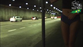ninfeta se exibe dentro do tunel da cidade, e ainda fez boquete.