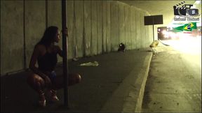 ninfeta se exibe dentro do tunel da cidade, e ainda fez boquete.