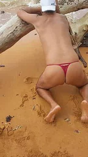Ladysilva crossdress de calcinha na praia que bunda gostosa