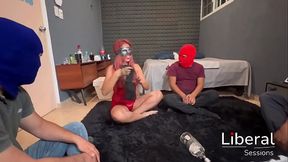 Hotwife flaquita es cogida en un Gangbang enfrente de su esposo