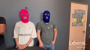 Hotwife flaquita es cogida en un Gangbang enfrente de su esposo