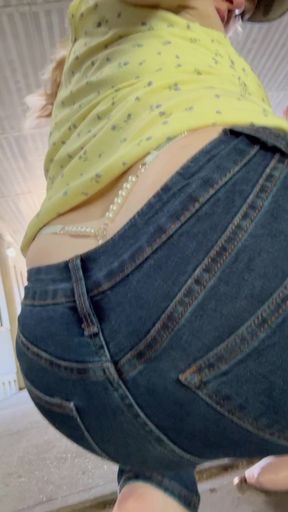 Amateur with a big ass shows off her curves