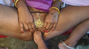 Bangali makan Malkin boudi chudwane ke liye bechan thi noukar ne chut aur gand me hath ghusa ke kala lund se chudai kar diya