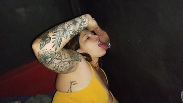 Fui na casa de swing e aproveitei muito no gloriroly chupei muito pau e levei gozada na cara