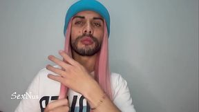 Chica caliente con peluca rosa con labios calientes