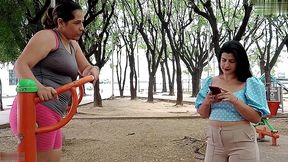 mujer caliente invita a su amiga a tomar un cafe y terminan chapandose sus tetas y dandole dedo en su pussy - historia completa - porno en espanol