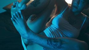 emilly is here with her hot and pretty feet