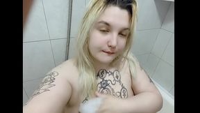 Blonde wash and masturbates in bathroom