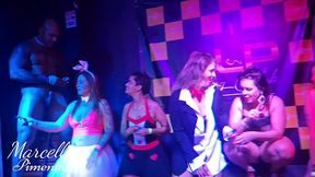safadas sobem no palco da boate de swing para sexo ao vivo com strip tatuado!