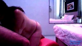 el vecino insiste en llevarme al hotel