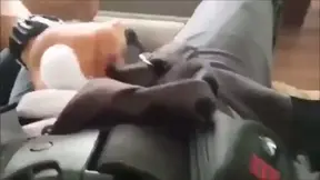 El colega me da una mano cuando estoy hot