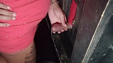 Casada no grory hole chupou micro penis pensou em desistir quando aparece um pau enorme no buraco