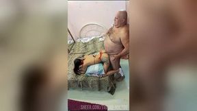 lora de 19 anos adora gozar muito com esse coroa bondoso