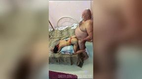 lora de 19 anos adora gozar muito com esse coroa bondoso