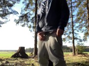 Heißer typ holt seinen schwanz raus und wichst sich