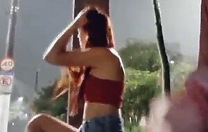 Arrisquei uma punheta pra gostosa no ponto de onibus