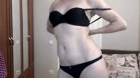 This webcam slut has got a good wanking technique and I love her sexy body