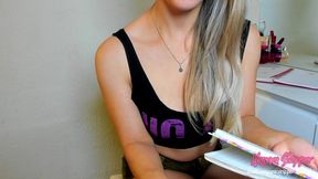 estudante na quarentena indo para o professor notas altas em troca de favores sexuais