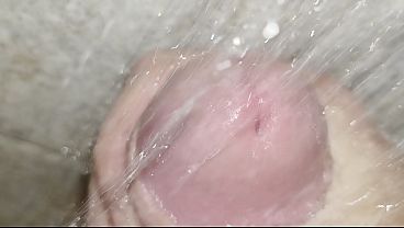 Que corra el agua y el semen. Let the water and semen flow.