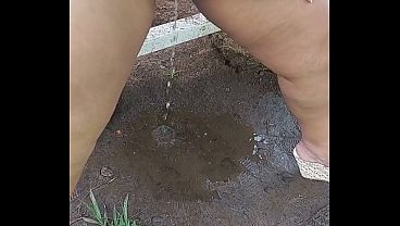 Atrapo a Beruka orinando y me deja ver su enorme co&ntilde_o