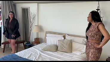 Fudeu a esposa e a sogra. Sogra deliciosa, nao resistiu ao pau e fudeu sem d&oacute_ na cama do corno manso.