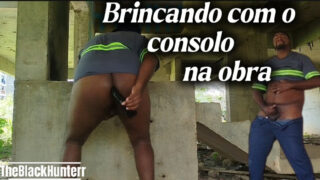 Amatør offentlig POV med svarte hårete homofile bjørner i uniformer tar røff anal utendørs