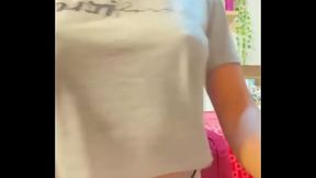 marido pego eu e minha melhor amiga se pegando gostoso . ele nao aguento e veio meter a rola em nois duas