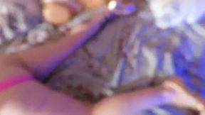 sexo bizarro ao lado de uma boneca de sexo