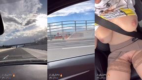 m’amusant dans la voiture en me dirigeant en espagne