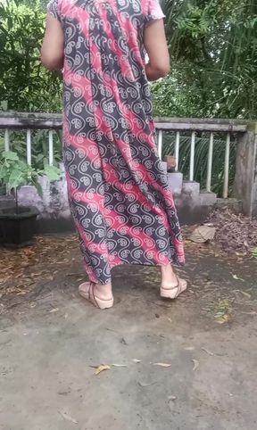 Bhabi Pissing Outdoor Showing Pusssy, Ass, Boob