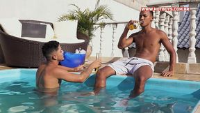 trio de novinhos fodendo na piscina de casa