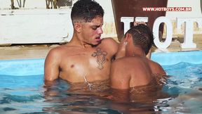trio de novinhos fodendo na piscina de casa
