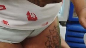 se exibindo feliz pois o amante vai visitar mais tarde