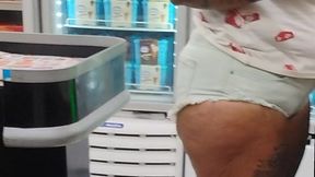 se exibindo feliz pois o amante vai visitar mais tarde