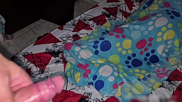 La madrastra no pudo resistirse y tomó la polla de su hijastro en su boca y él la folló en anal.