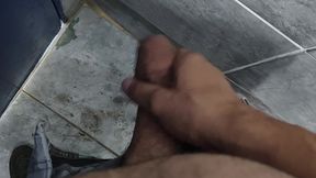 punheta gostosa do corno no banheiro publico