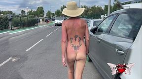 Je me prom&egrave_ne nue en ville avec un plug rose