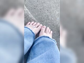 Hawt teen widening her toes for u