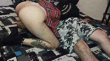 chica sumisa y ardiente es follada por su hermanastro mientras estaban solos en casa