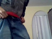 Abaixando as calças e mostrando a rola