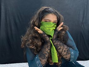 Akeli ladki ne apni chut mein ungali Dal ke Pani nikala