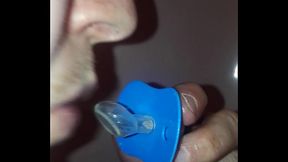 Il pisse sur sa t&eacute_tine avant de la sucer