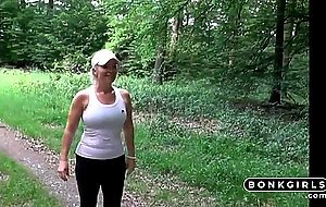 Reife Frau will im Wald Gefickt werden