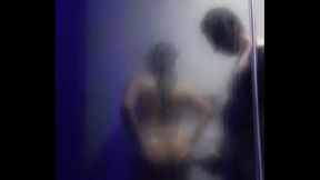 Cogiendo en regadera se me resbal&oacute_ la verga hay que rico